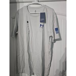 Mens Under Armour Freedom Shirt Light Gray in Large